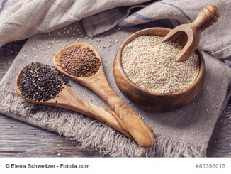 Schwarze, rote und weiße Quinoa-Körner