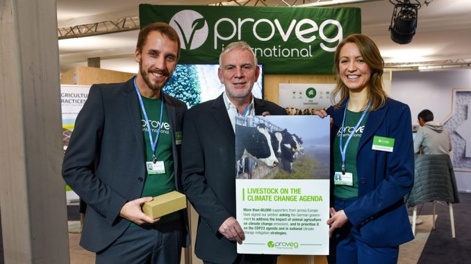 2017-11-08_©ProVeg_petition-uebergabe-proveg-jochen-flasbarth